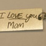 A tag that says i love you mom