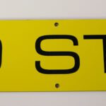 A yellow sign with the word " no street ".
